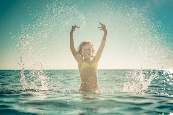 Feliz Niño Jugando Mar Chico Divirtiéndose Vacaciones Verano Concepto Estilo —  Fotos de Stock