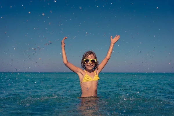 海で遊んで幸せな子 子供の夏休みに楽しい時を過します 健康的なアクティブなライフ スタイル コンセプト — ストック写真