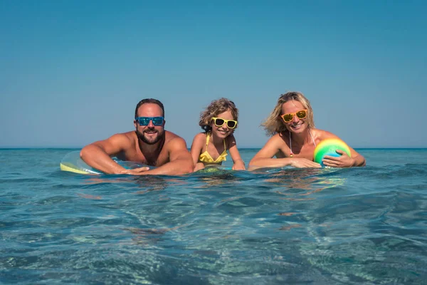 Mutlu Bir Aile Deniz Plaj Topu Ile Oynamak Sağlıklı Aktif — Stok fotoğraf