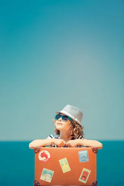 ビーチでスーツケースを持って幸せな子 海で夏休みを楽しんでいる子供 旅行や休日の概念 — ストック写真