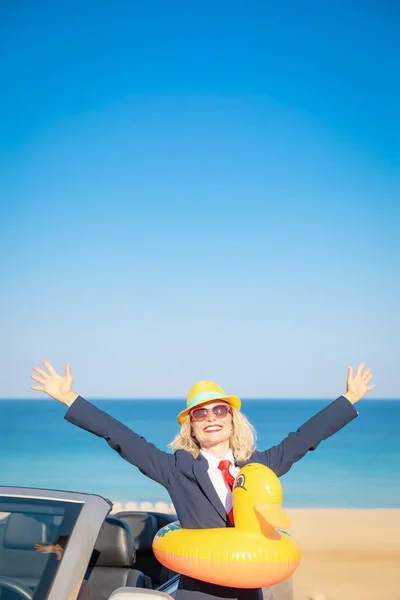 ビーチで成功した若手実業家 カブリオレの古典的な車の近くに立っている女性 夏の休暇と自由旅行の概念 — ストック写真