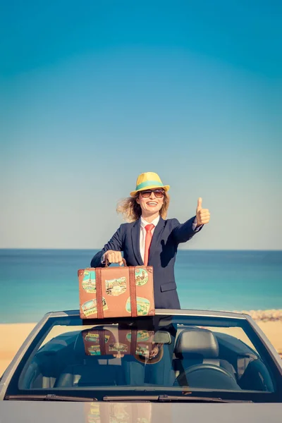 Framgångsrik Ung Affärskvinna Stranden Kvinna Som Står Cabriolet Classic Car — Stockfoto