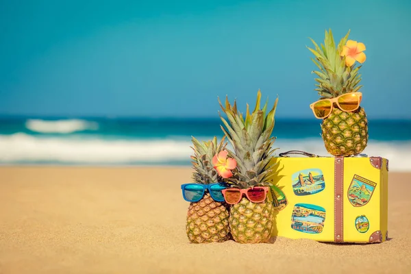 Ananas Sulla Spiaggia Vacanza Estiva Concetto Viaggio — Foto Stock