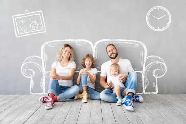 Família Feliz Com Dois Filhos Brincando Uma Nova Casa Pai — Fotografia de Stock