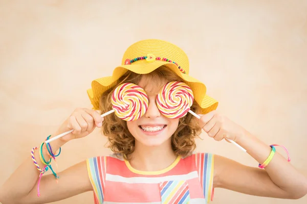 Mutlu Çocuk Yaz Tatillerini Üzerinde Eğleniyor Lolipop Tutan Kız Portresi — Stok fotoğraf