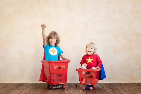 Des Enfants Heureux Jouant Maison Des Enfants Drôles Conduisant Des — Photo