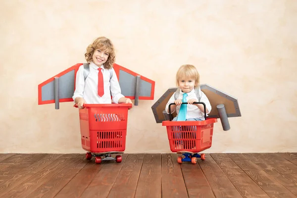 Niños Con Jets Corriendo Carrito Compra Niños Jugando Casa Éxito —  Fotos de Stock