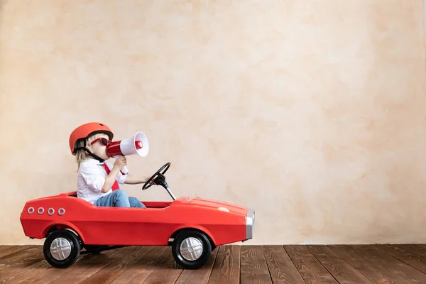 Szczęśliwe Dziecko Mówiąc Megafon Domu Zabawne Dziecko Jazdy Autko Kryty — Zdjęcie stockowe