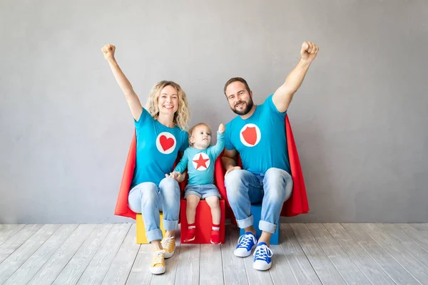 Familia Superhéroes Jugando Casa Padre Madre Hijo Divirtiéndose Juntos — Foto de Stock