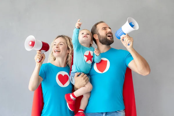 Evde Oynarken Süper Kahramanlar Ailesi Baba Anne Çocuk Birlikte Eğleniyor — Stok fotoğraf