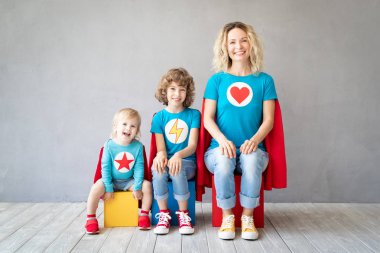 Evde oynarken süper kahramanlar ailesi