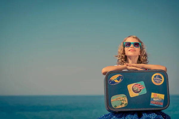 Enfant profite de vacances d'été à la mer — Photo