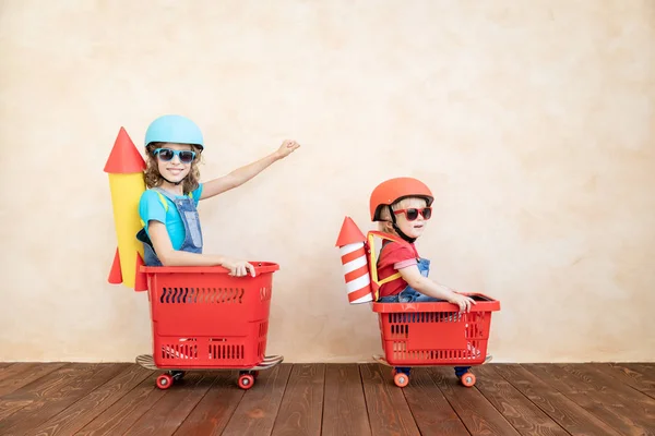 Criança feliz brincando com foguete de brinquedo em casa — Fotografia de Stock