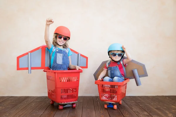 Děti hrají s jet pack doma — Stock fotografie