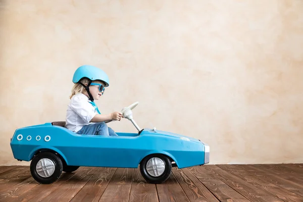 집에서 장난감 자동차를 운전 하는 재미 있는 아이 — 스톡 사진