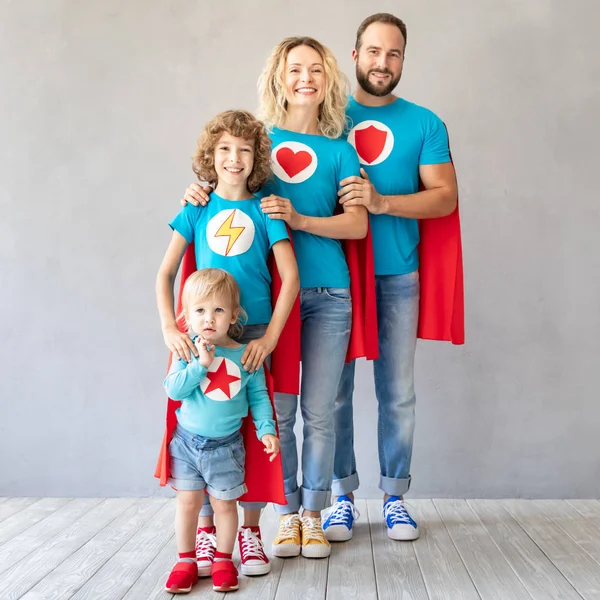 Família de super-heróis jogando em casa — Fotografia de Stock