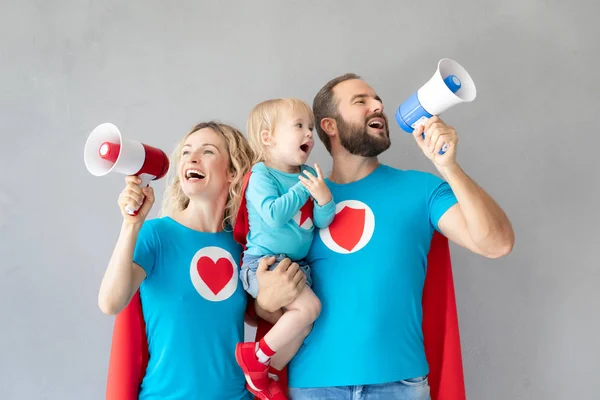 Familie der Superhelden spielt zu Hause — Stockfoto