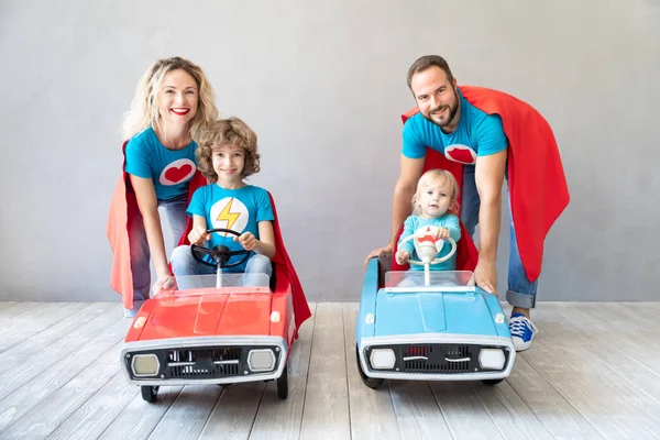 Família de super-heróis jogando em casa — Fotografia de Stock