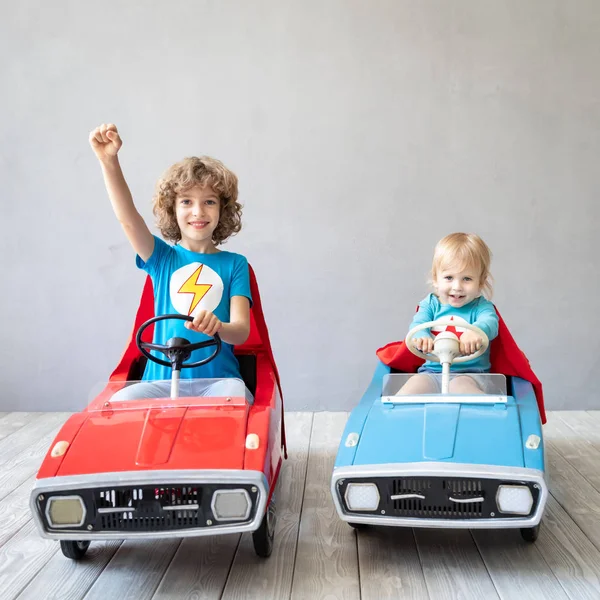 Дети-супергерои играют дома — стоковое фото