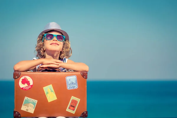 ビーチでスーツケースを持って幸せな子 子供は 海での夏の休暇を楽しんでいます 旅行や休日の概念 — ストック写真