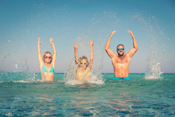 Familia Feliz Jugando Mar Niño Madre Padre Divierten Las Vacaciones —  Fotos de Stock