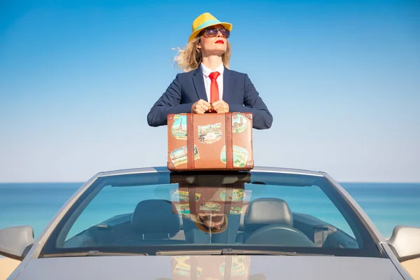 Une Jeune Femme Affaires Prospère Sur Plage Femme Debout Dans — Photo