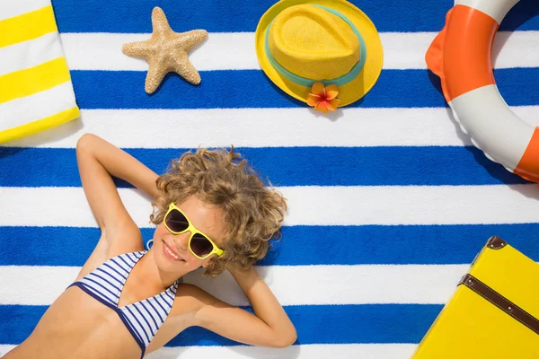 Retrato Vista Superior Criança Toalha Praia Listrada Conceito Férias Verão — Fotografia de Stock