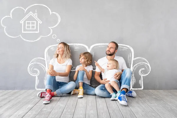 Familia Nueva casa móvil Día Casa Concepto — Foto de Stock