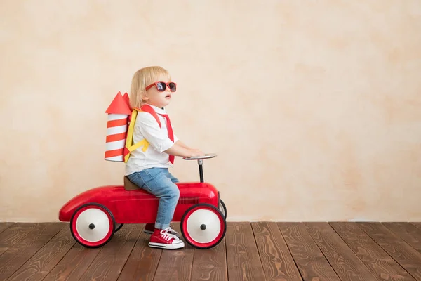 Niño Feliz Jugando Con Cohete Juguete Casa Divertido Niño Conduciendo — Foto de Stock