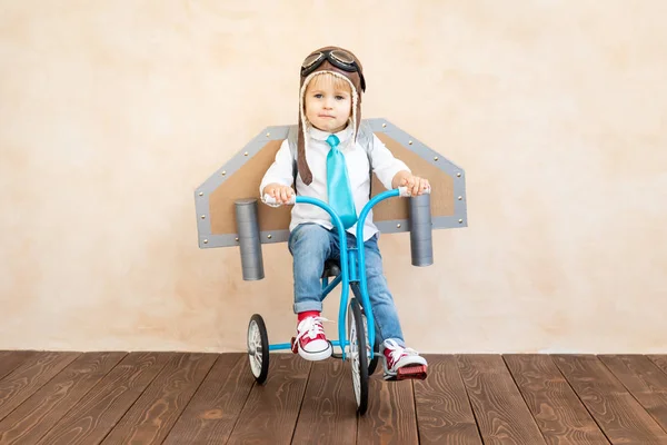 Miúdo Engraçado Com Mochila Jacto Brinquedo Criança Feliz Brincando Casa — Fotografia de Stock