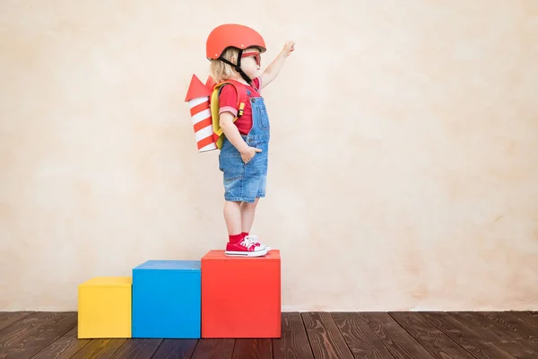 Kid Met Speelgoed Papier Raket Kind Thuis Spelen Succes Verbeelding — Stockfoto