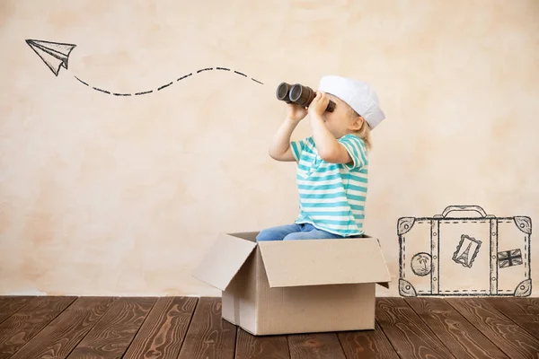 Niño Feliz Finge Ser Marinero Chico Gracioso Jugando Casa Vacaciones — Foto de Stock