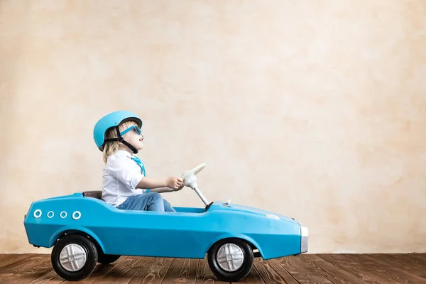 Feliz Niño Jugando Casa Divertido Niño Conduciendo Coche Juguete Interior — Foto de Stock