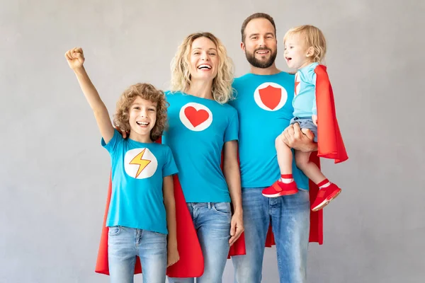 Familia de superhéroes jugando en casa — Foto de Stock