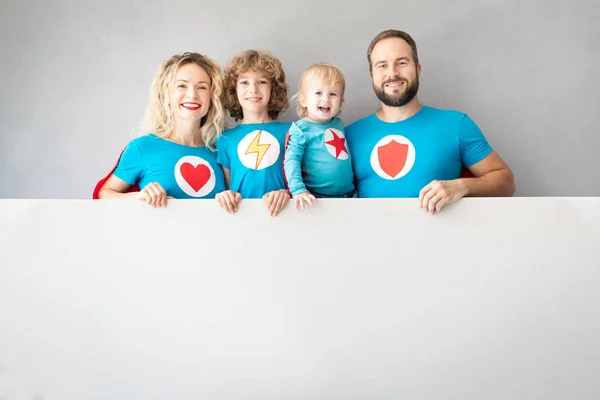 Família de super-heróis jogando em casa — Fotografia de Stock