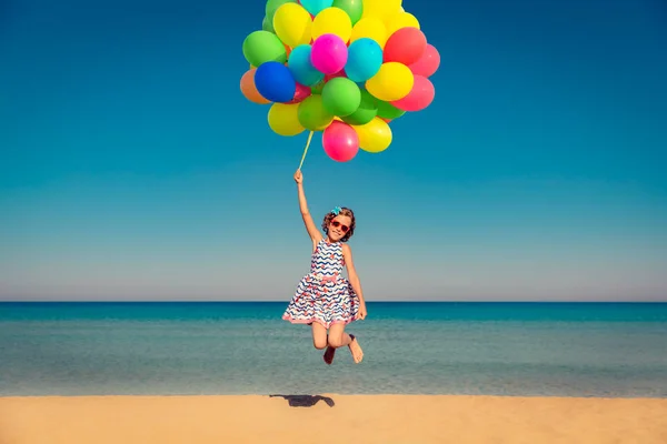 Niño disfruta de unas vacaciones de verano en el mar —  Fotos de Stock