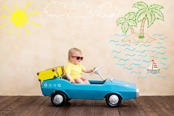 Criança Feliz Montando Brinquedo Carro Vintage Miúdo Engraçado Brincar Casa — Fotografia de Stock