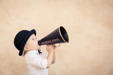 Siyah Retro megafon ile oynarken komik çocuk