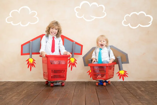 Evde Jet paketi ile oynayan çocuklar — Stok fotoğraf