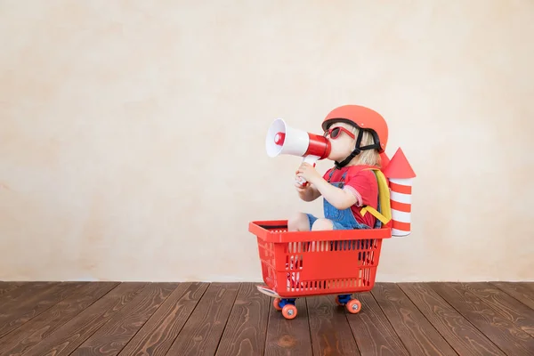 Kind spelen met speelgoed raket thuis — Stockfoto