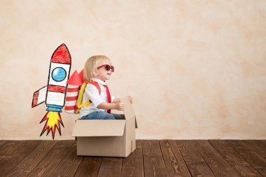 Evde oyuncak roket ile oynayan mutlu çocuk
