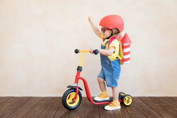 Criança brincando com foguete de brinquedo em casa — Fotografia de Stock