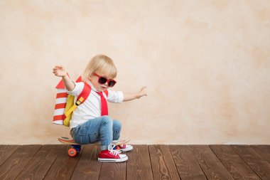 Evde oyuncak roket ile oynayan mutlu çocuk