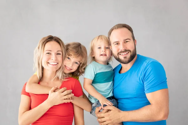 Pais com crianças se divertindo em casa — Fotografia de Stock