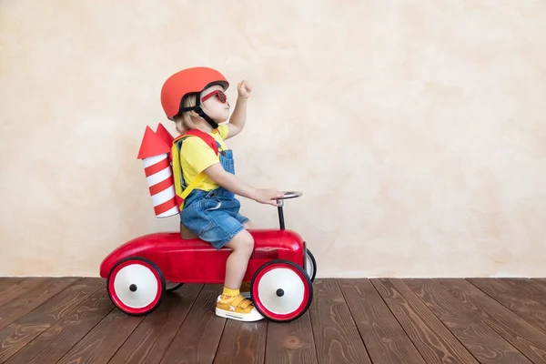 Kind spielt zu Hause mit Spielzeugrakete — Stockfoto