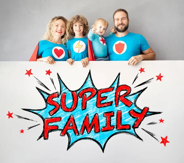 Familie der Superhelden mit Banner — Stockfoto