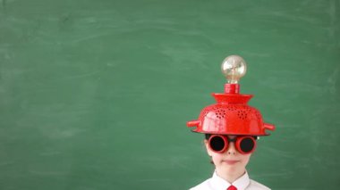 Sınıfta çocuk portresi. Sınıf içinde oyuncak sanal gerçeklik kulaklık ile evlat. Başarı, fikir ve yenilik teknoloji kavramı. Okula dönüş