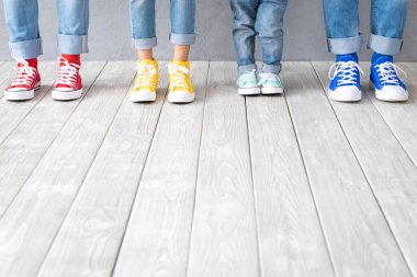 Renkli spor ayakkabılı insanların ayakları