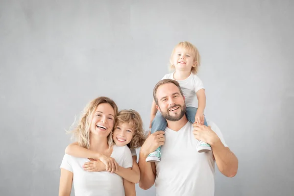 Pais com crianças se divertindo em casa — Fotografia de Stock