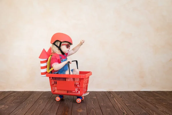 Enfant jouant avec la fusée jouet à la maison — Photo